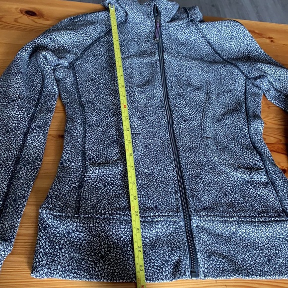 Lululemon women jacket with hood - Picture 6 of 10